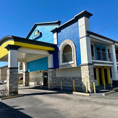 Days Inn By Wyndham Houston East Exterior photo