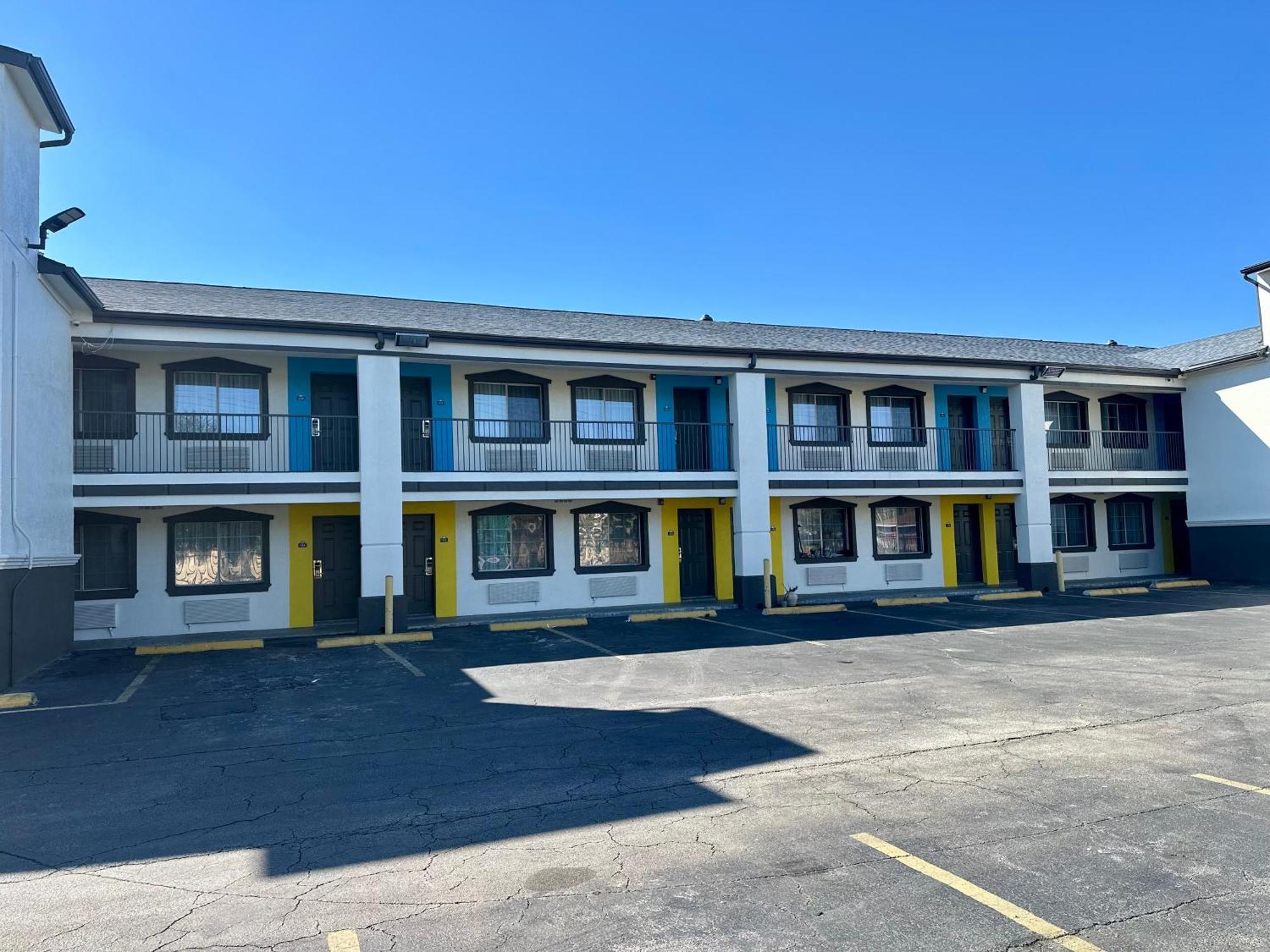 Days Inn By Wyndham Houston East Exterior photo