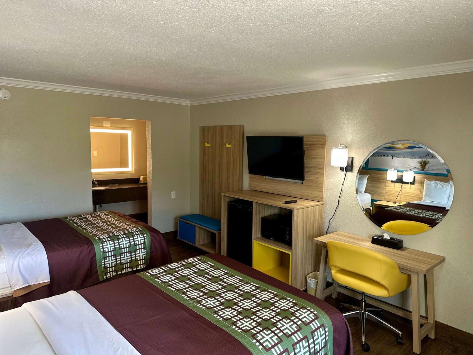 Days Inn By Wyndham Houston East Exterior photo